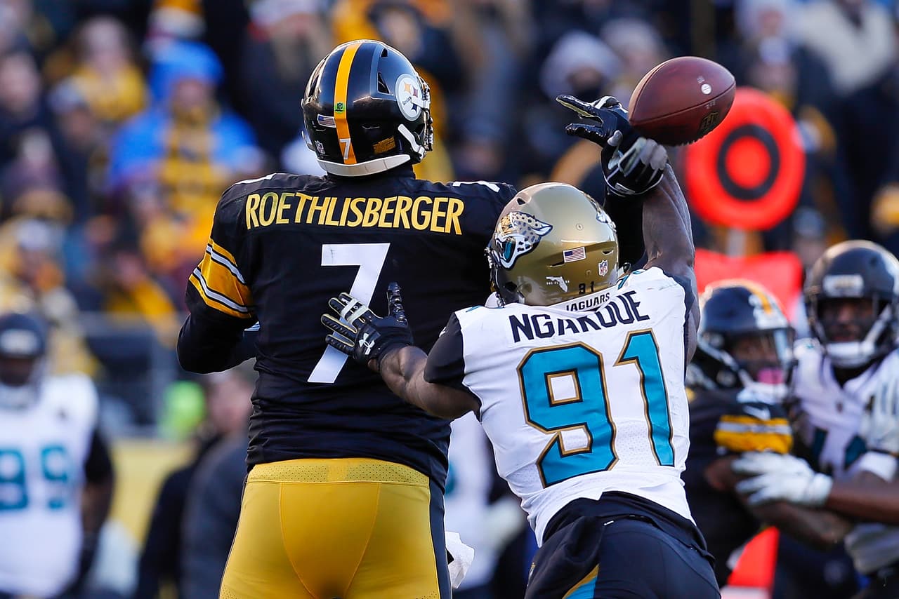 A la defensiva, Yannick Ngakoue tuvo una de las jugadas determinantes del encuentro cuando capturó al 'Big Ben' provocando un balón suelto.
