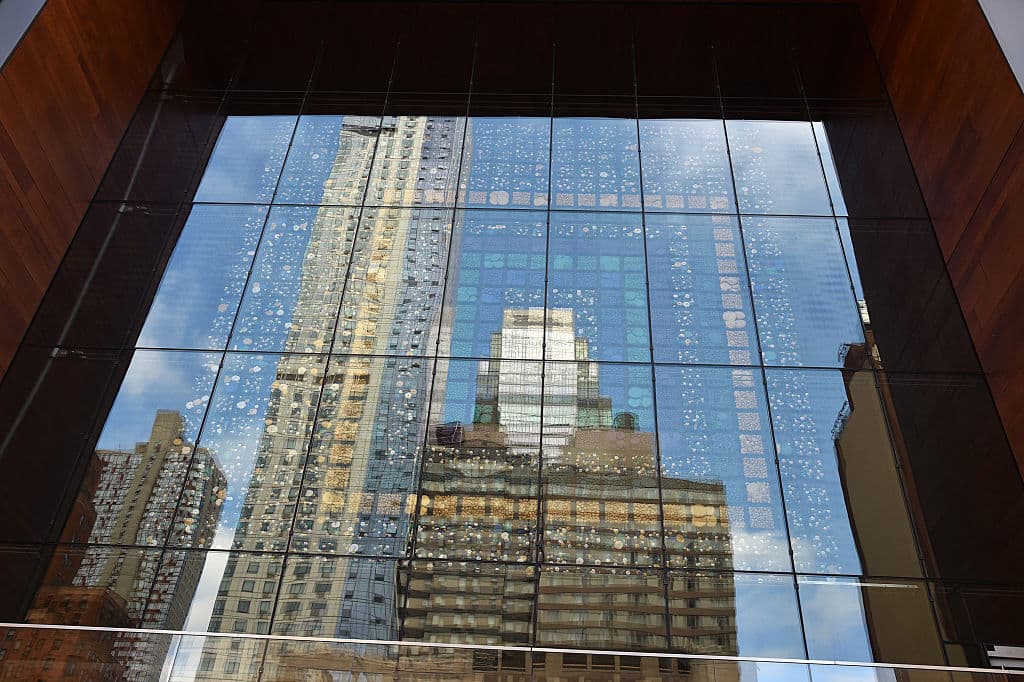 Steven y William Ladd son los creadores de la pieza para la que contaron con 1,000 participantes de escuelas e instituciones en Brooklyn.