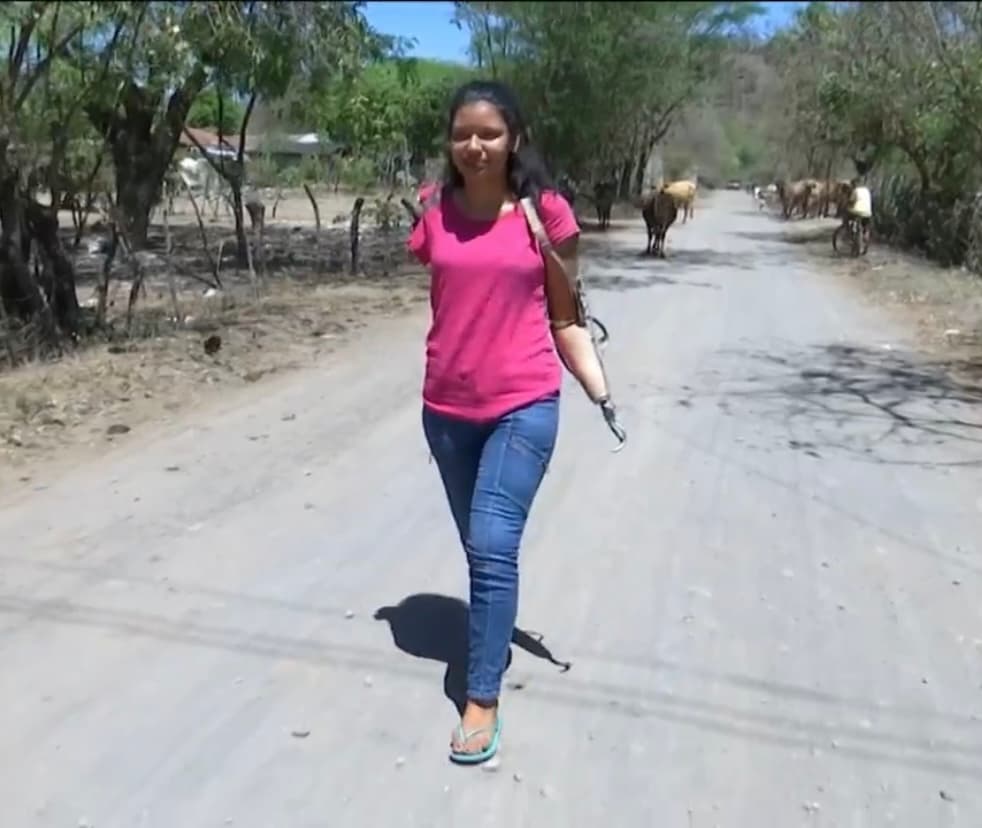 Así, todos los días Karla se levanta y sale de su casa para recorrer a pie -ante la falta de transporte público- el largo camino de tierra para llegar hasta la escuela con el único objetivo que sus ganas de vivir 
<b>y su eterna sonrisa le ayuden a construir la vida plena que se merece. </b>
<br>