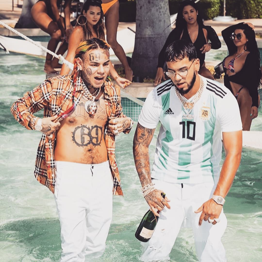 El intérprete fue sentenciado a 30 meses de prisión y cuando salió libre, realizó junto con Tekashi 6ix9ine, el exitoso tema 'BEBE'.