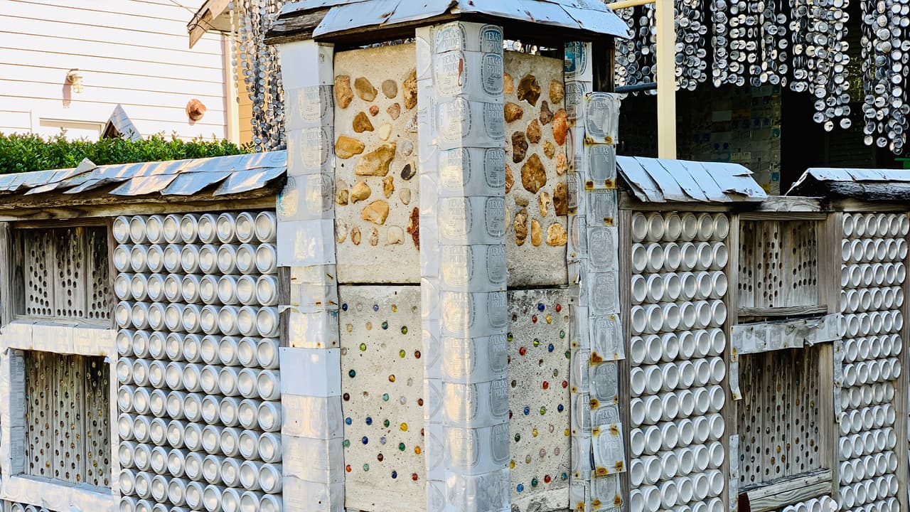 Fueron 18 años que su dueño trabajó cubriendo la casa con latas de cerveza aplastadas que le daban un toque decorativo único.