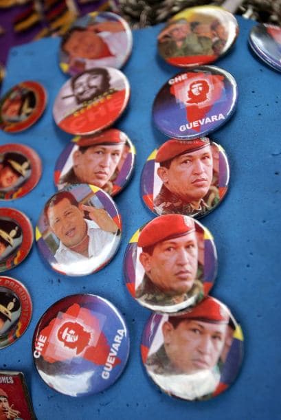 Botones de recuerdo de Hugo Chávez se venden en diversos sitios de Venezuela.