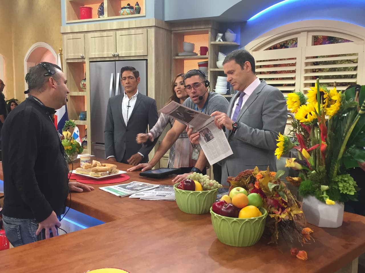 En comerciales, cachamos muy concentrado a Alan poniéndose al día con la información.