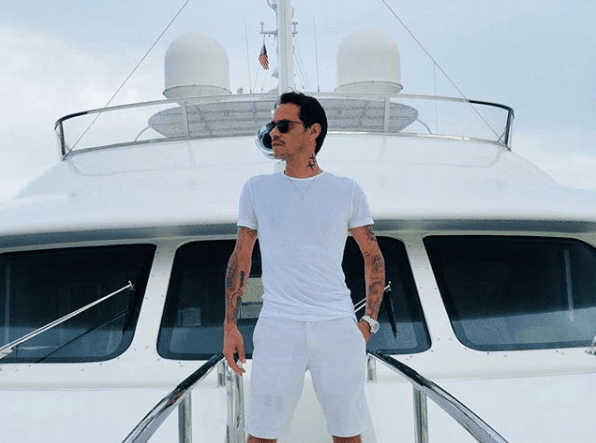 Marc Anthony ama a sus yates y siempre va a necesitar de las mejores gafas de sol.