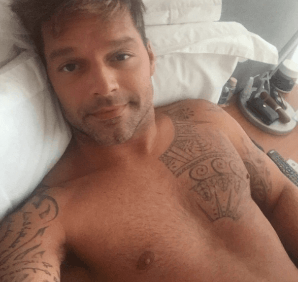 Un poco soñoliento tras un viaje a Australia, pero siempre hay tiempo para publicar una foto sin camisa.