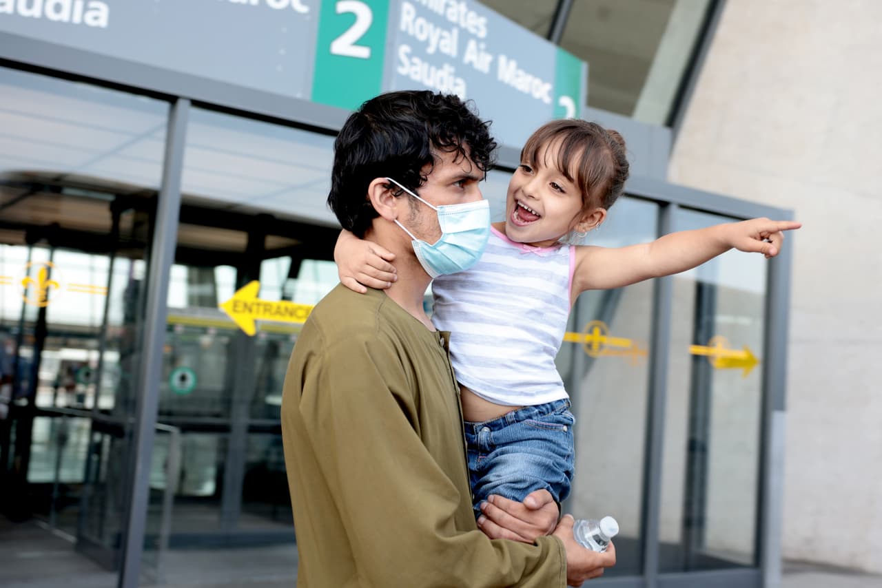 El 16 de agosto el presidente 
<a href="https://www.whitehouse.gov/briefing-room/statements-releases/2021/08/16/memorandum-for-the-secretary-of-state-on-unexpected-urgent-refugee-and-migration-needs-2/"><u>Joe Biden autorizó 500 millones de dólares</u></a> “con el propósito de satisfacer las necesidades urgentes e inesperadas de refugiados y víctimas de conflictos y otras personas en riesgo como resultado de la situación en Afganistán”. Todavía no se ha dado a conocer el número de afganos a los que se les otorgará el estatus de refugiados en Estados Unidos. 
<br>
<br>En la fotografía, evacuados afganos antes de tomar un autobús en el aeropuerto Washington Dulles el 25 de agosto.
<br>