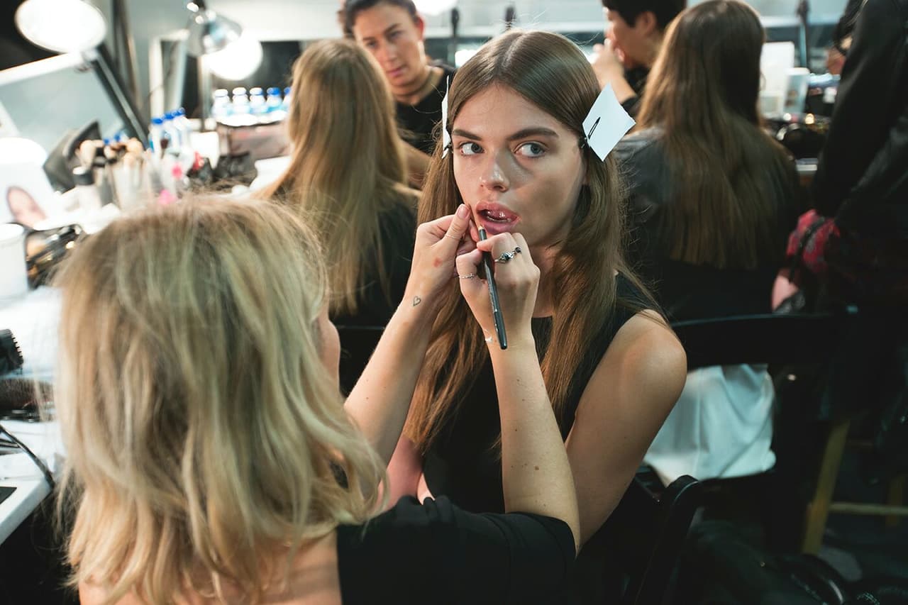 Todas las modelos de Rachel Zoe estaban muy contentas de poder participar en el NYFW. Retocaban su maquillaje y se tomaban fotos en todo momento. Diseñador Rachel Zoe. NYFW, Spring/Summer 2016 - 13/09/2015.