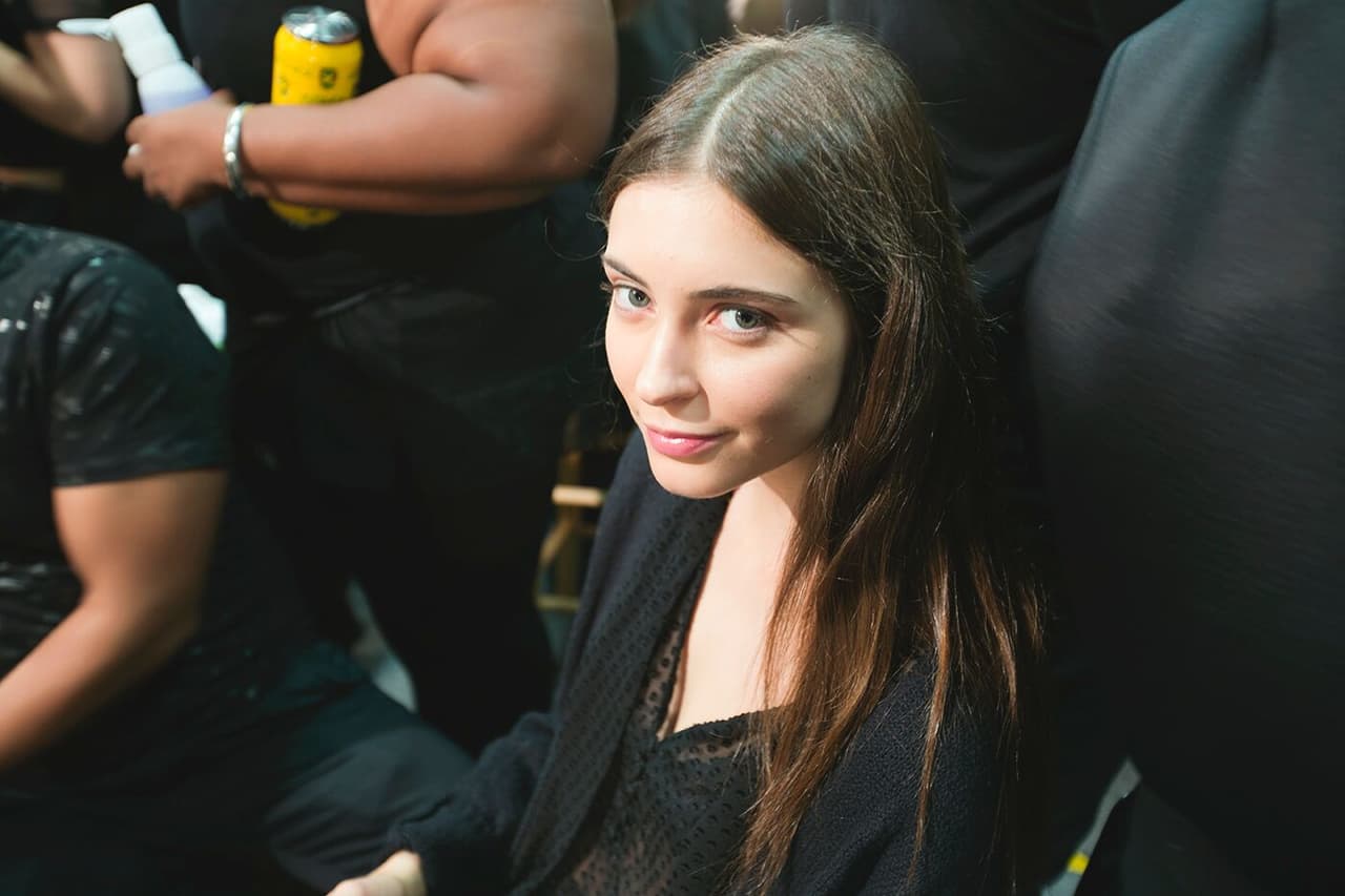 Todas las modelos de Rachel Zoe estaban muy contentas de poder participar en el NYFW. Retocaban su maquillaje y se tomaban fotos en todo momento. Diseñador Rachel Zoe. NYFW, Spring/Summer 2016 - 13/09/2015.