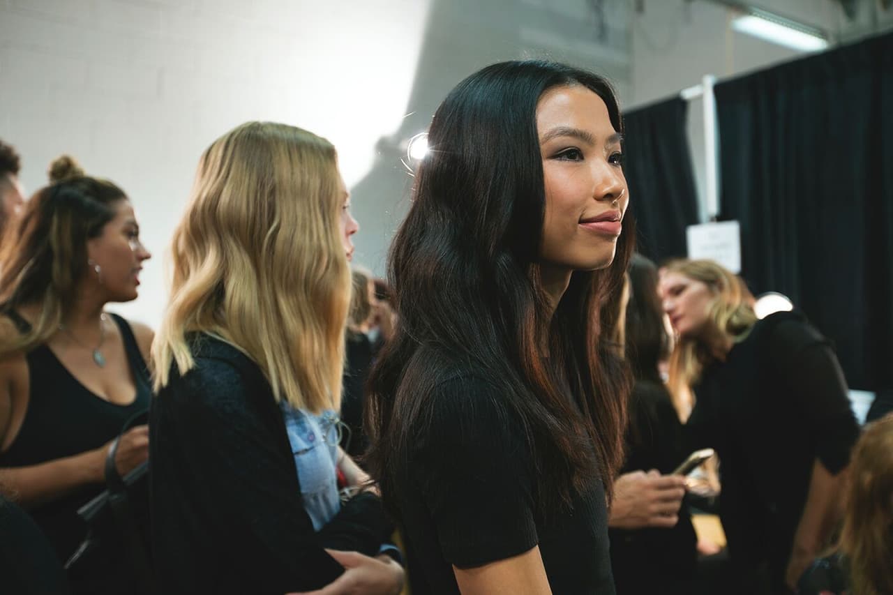 Todas las modelos de Rachel Zoe estaban muy contentas de poder participar en el NYFW. Retocaban su maquillaje y se tomaban fotos en todo momento. Diseñador Rachel Zoe. NYFW, Spring/Summer 2016 - 13/09/2015.