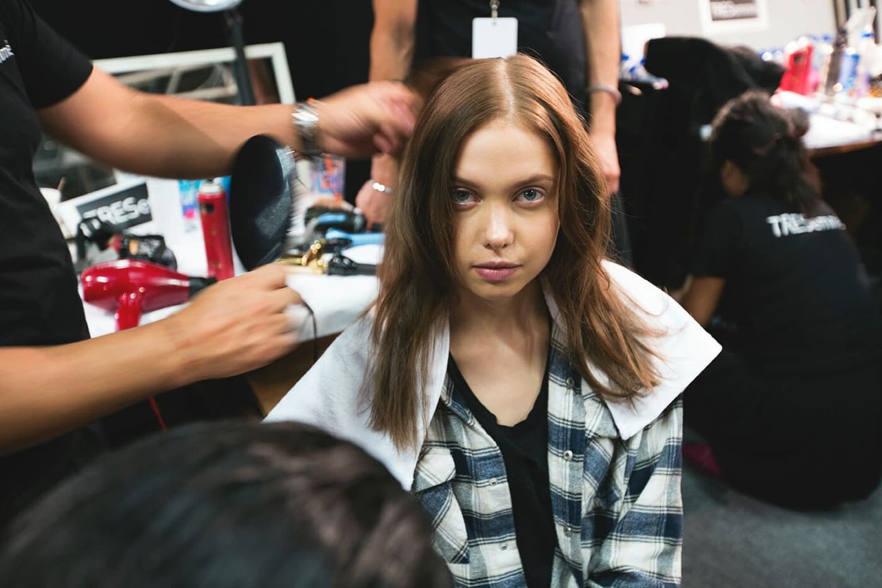 Todas las modelos de Rachel Zoe estaban muy contentas de poder participar en el NYFW. Retocaban su maquillaje y se tomaban fotos en todo momento. Diseñador Rachel Zoe. NYFW, Spring/Summer 2016 - 13/09/2015.