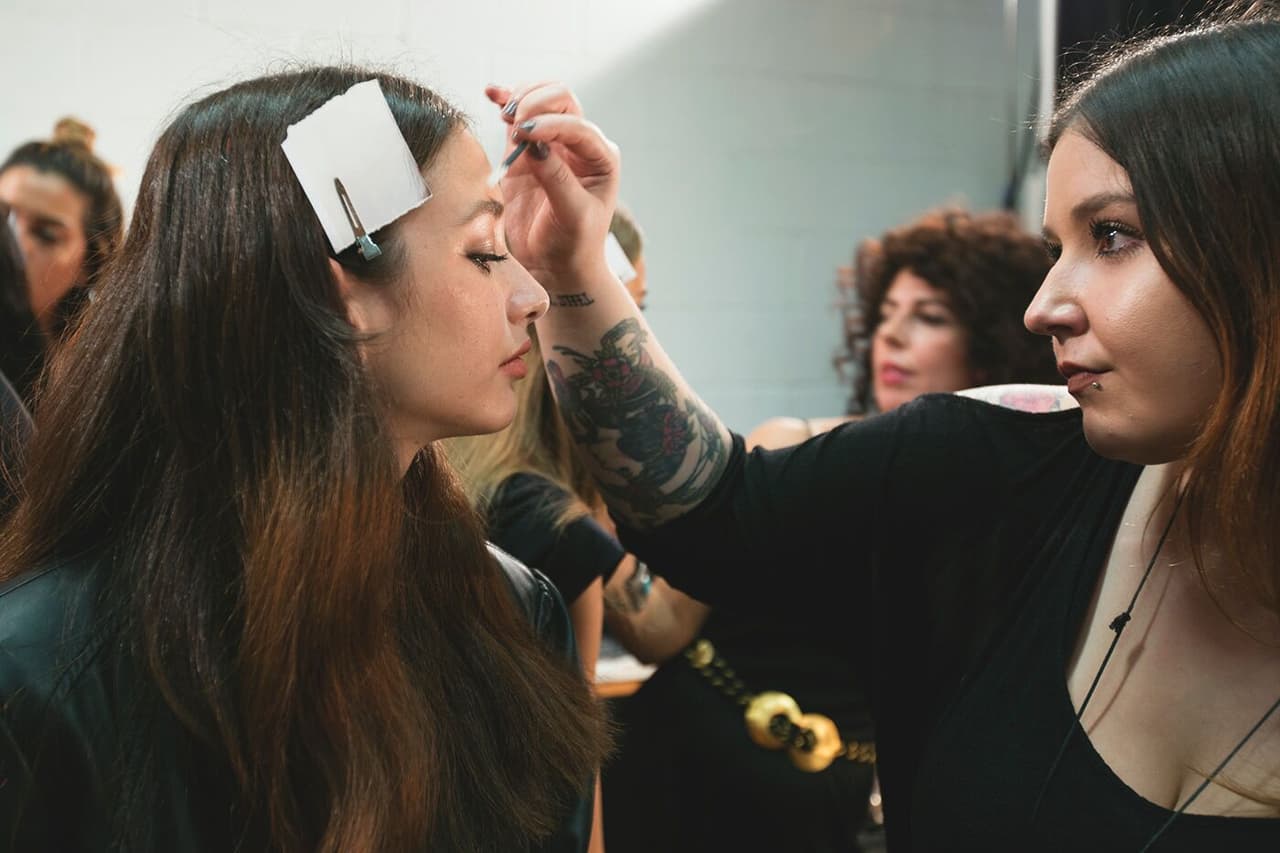 Todas las modelos de Rachel Zoe estaban muy contentas de poder participar en el NYFW. Retocaban su maquillaje y se tomaban fotos en todo momento. Diseñador Rachel Zoe. NYFW, Spring/Summer 2016 - 13/09/2015.