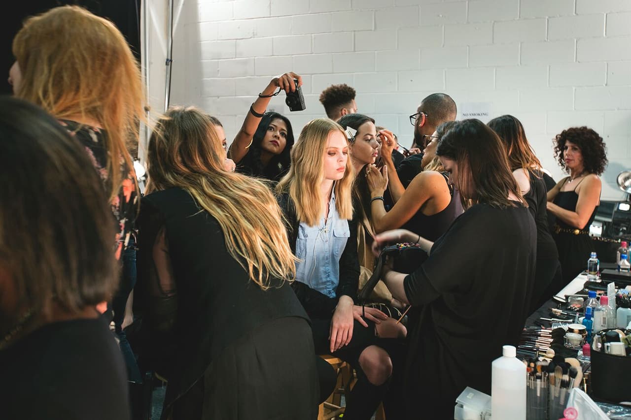 Todas las modelos de Rachel Zoe estaban muy contentas de poder participar en el NYFW. Retocaban su maquillaje y se tomaban fotos en todo momento. Diseñador Rachel Zoe. NYFW, Spring/Summer 2016 - 13/09/2015.