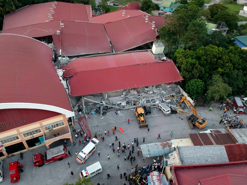 El alcalde del poblado de Porac, Condralito de la Cruz, dijo que las cuadrillas de rescate sacaron a dos sobrevivientes de las ruinas de la estructura, pero indicó que aún 
<b>se escuchaban las voces y gritos de desesperación</b> de otros atrapados bajo los escombros del edificio colapsado, que aparece en esta imagen aérea.