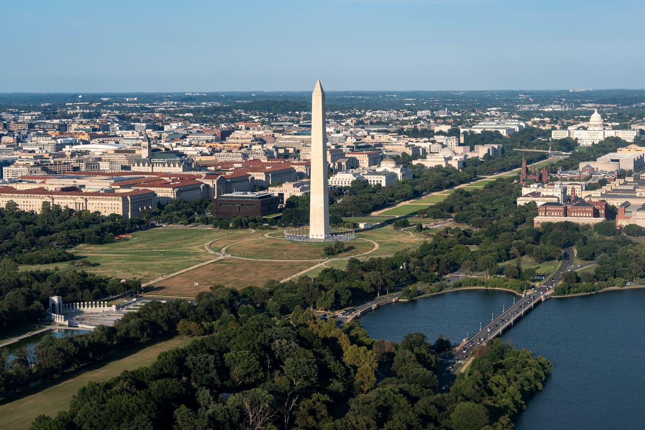11.- 
<b>Washington D.C.</b>: A pesar de contar con un desempeño más equilibrado en algunas dimensiones, la capital estadounidense cierra este listado con una puntuación total de 39.72. Su principal debilidad se concentra en seguridad del hogar y la comunidad, donde ocupa el puesto 178, mientras que presenta posiciones considerablemente más favorables en riesgo de desastres naturales (92) y seguridad financiera (83). Esta diferencia entre categorías refleja un panorama desigual, con una mayor afectación en los factores relacionados con la seguridad cotidiana y el entorno residencial.