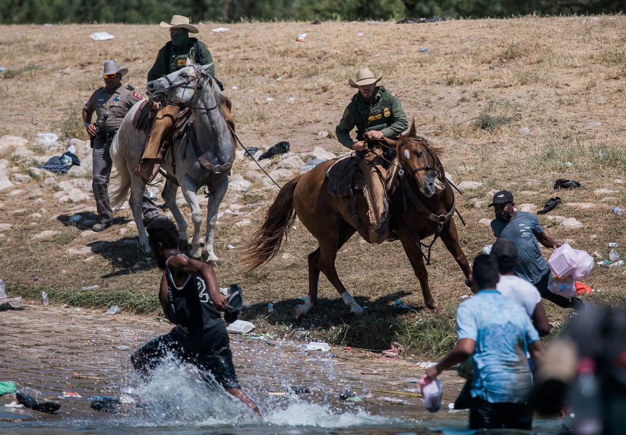 <b>El rodeo humano en la frontera</b>
<br>
<br>El 19 de septiembre un grupo de agentes de la Patrulla Fronteriza de Estados Unidos 
<a href="https://www.univision.com/noticias/inmigracion/reaccion-de-mayorkas-imagen-patrulla-fronteriza-a-caballo-expulsion-rapida-masiva-migrantes-haitianos-deportados-haiti"><u>persiguió a caballo a varios migrantes haitianos</u></a>. Estaban alrededor del Río Grande, entre Ciudad Acuña, México y Del Rio, Estados Unidos. Las fotografías del incidente donde los agentes parecían corretear a los viajantes como un juego de rodeo llamaron la atención alrededor del mundo. 
<br>
<br>“‘Algunos dicen que el mundo terminará en fuego’, escribió el poeta Robert Frost, y durante gran parte de 2021 los fotógrafos de AP capturaron escenas de un mundo en llamas, en medio de rumores de ruina”, así presenta su selección de fotografías más impactantes del año la agencia AP.
<br>
