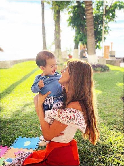 El bebé tiene 11 meses y no se despega de su mamá, tal vez por eso podría heredar el gusto por el yoga.