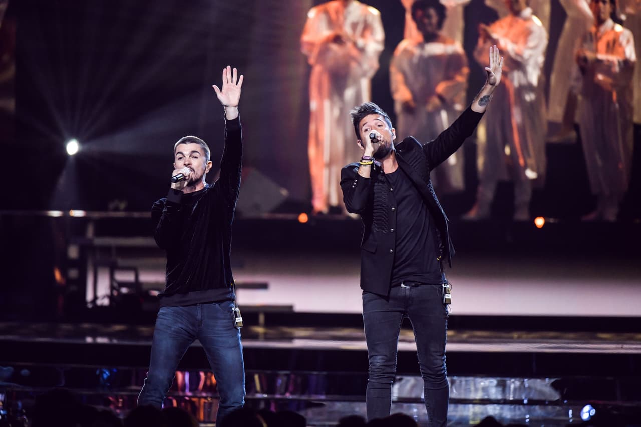 Este par interpretó el tema titulado 'Tu Enemigo', una colaboración que se robó los suspiros de la noche.