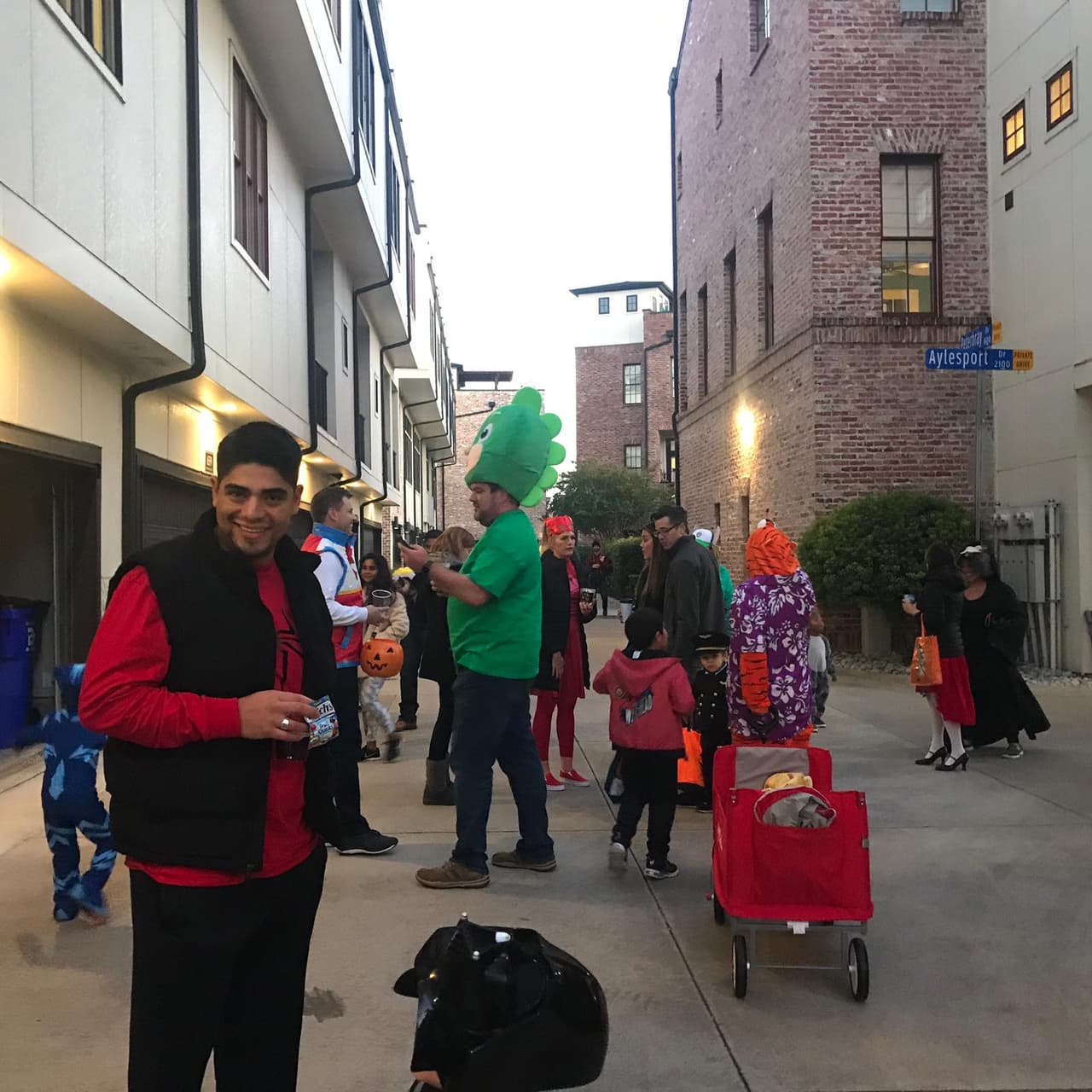 A pesar del frío los niños salieron a las calles a pedir los tradicionales dulces de Halloween.