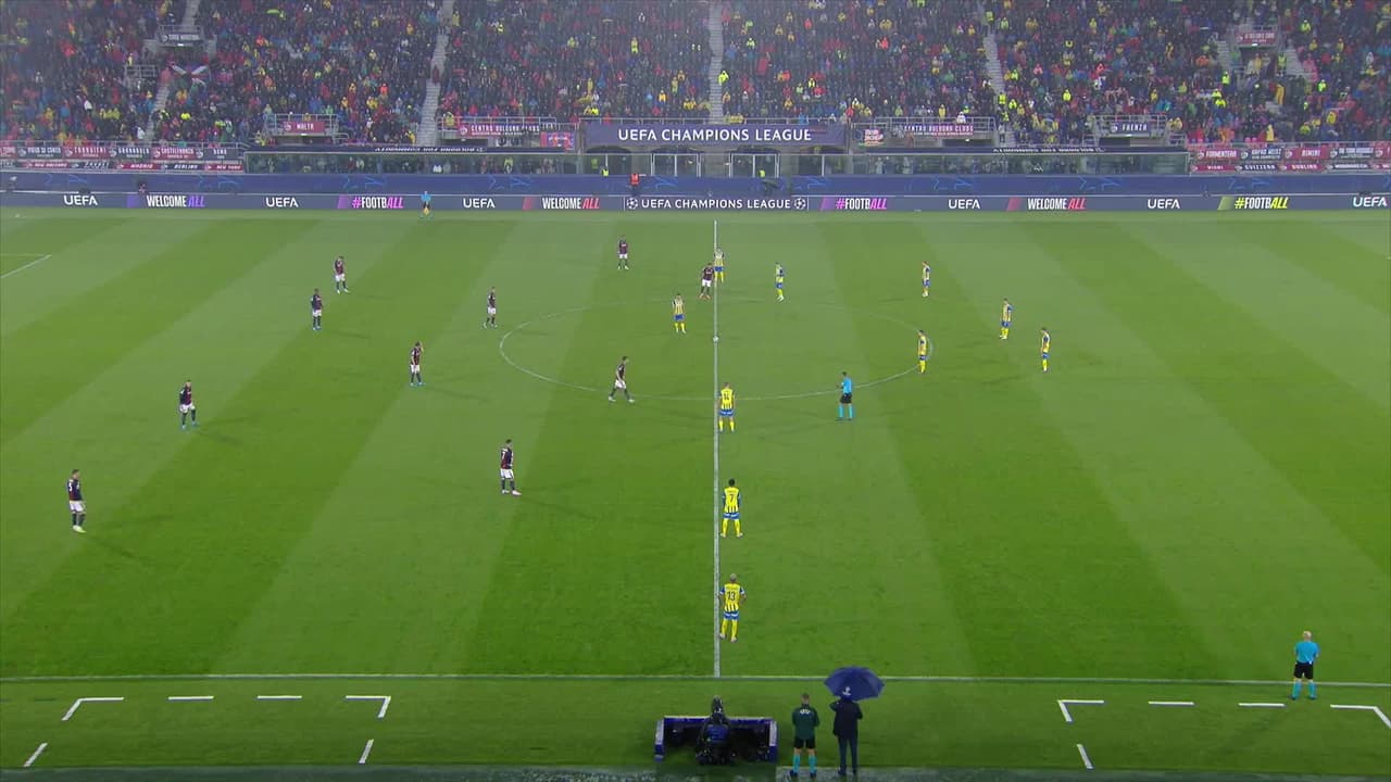 Arranca el partido y la pelota está en juego.
