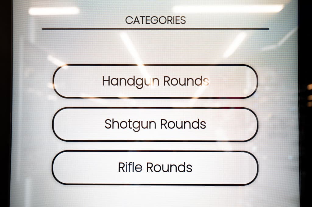 Ofrece municiones para rifles, pistolas y escopetas.