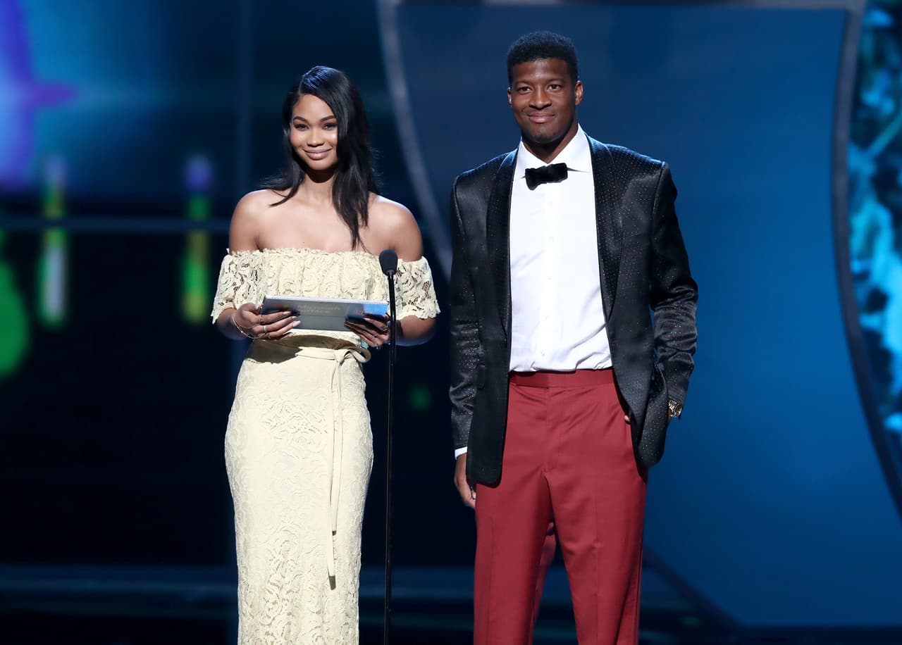 Chanel Iman junto a Jameis Winston, QB Tampa Bay Buccaneers.