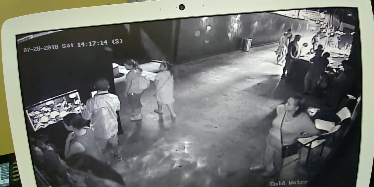 Al fondo a la derecha, se observan los sospechosos cerca del tanque de los tiburones.