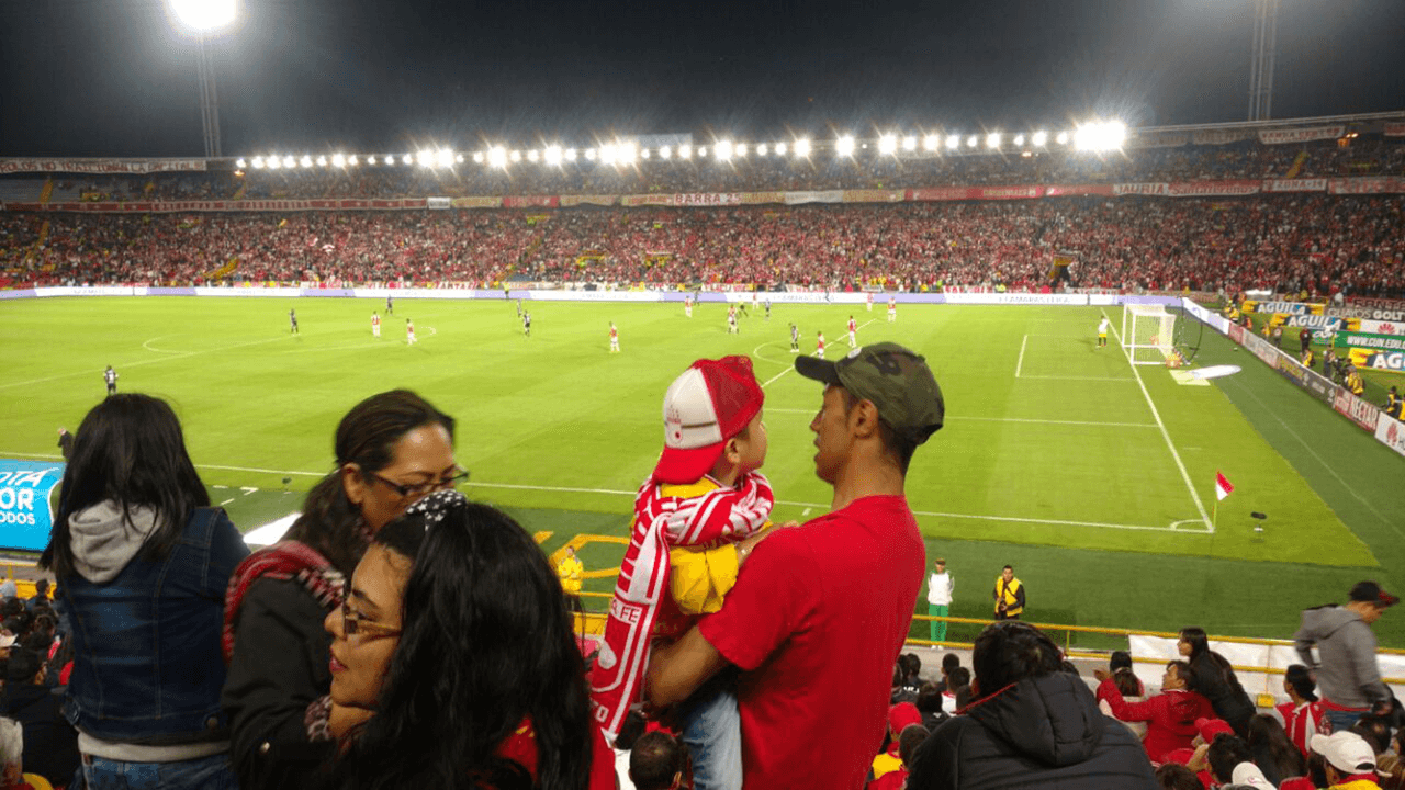 Juan Sebastián (centro) escucha los cánticos a la distancia: la pérdida de su visión es total, pero aún escucha parcialmente.