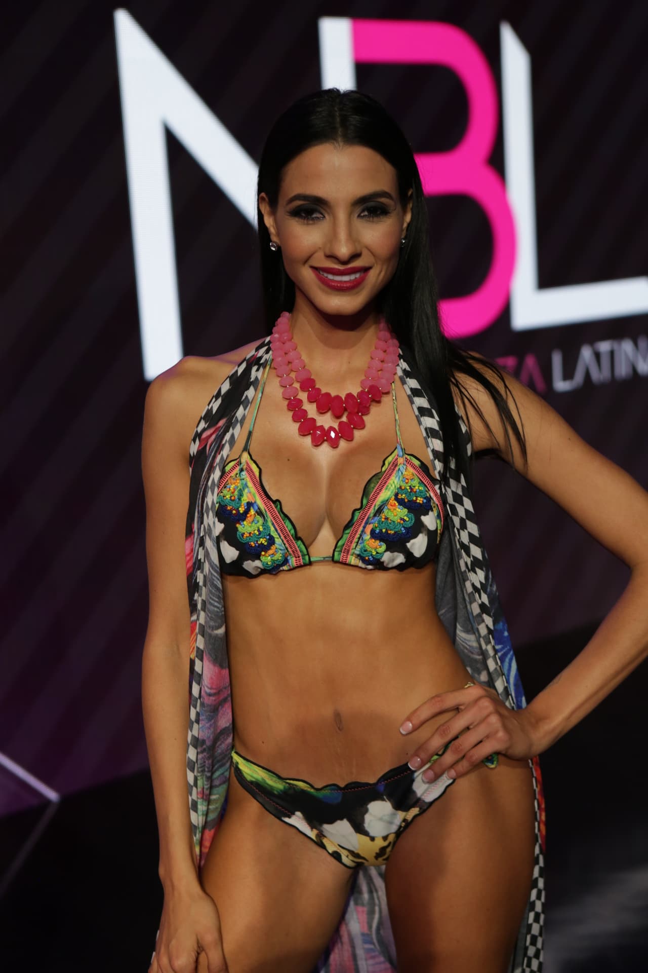 Las bellas suben la temperatura con sus sensuales bikinazos ¿Cuál es tu favorita? No dejes de verlas en este desfile inolvidable.