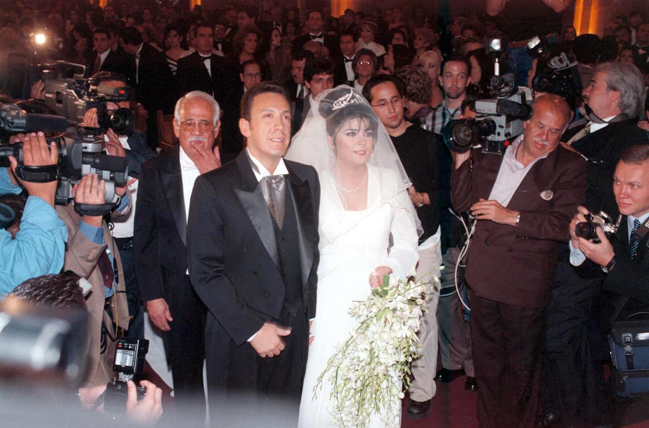 La actriz se casó usando un vestido diseñado por Mitzy, cuya cola medía 50 metros de largo. La boda se realizó en la parroquia de San Agustín y la ceremonia estuvo a cargo de Onésimo Cepeda.