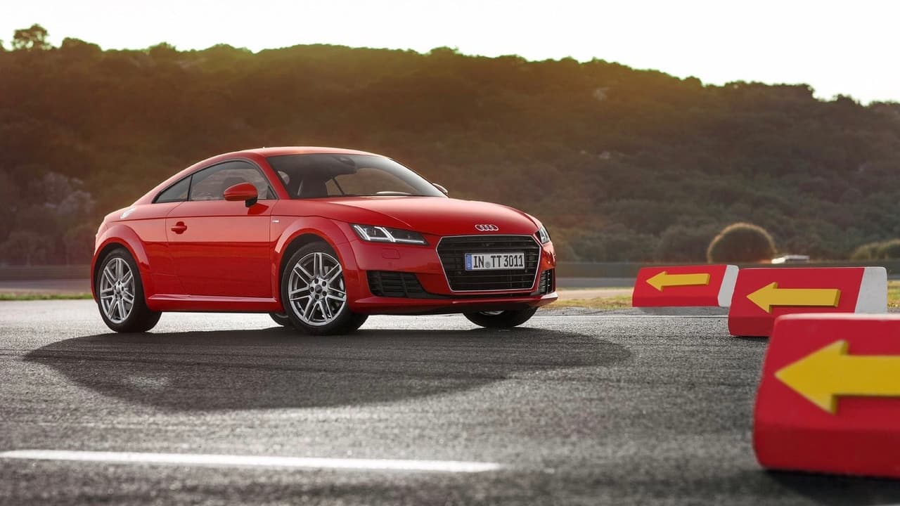 <h3 class="cms-h3-H3">10. Audi TT</h3>
<br>Con un total de
<b> 1,289</b> 
<b>unidades</b> vendidas en 2018, incluyendo su versión convertible, nos sorprende que 
<b><a href="https://www.univision.com/temas/audi" target="_blank">Audi</a></b> se haya molestado en actualizar su coupé de dos puestos para 2019. Pero este pequeño coupé fue
<b> toda una sensación</b>, tanto en crítica como en ventas, cuando apareció por primera vez en 1999 con un diseño innovador y muy alemán, que fue universalmente celebrado y que hoy constituye uno de los clásicos más jóvenes del mundo del automóvil. Si Audi está tratando de revivir la magia del TT original le deseamos suerte, ya que la merece y la va a necesitar. 
<br>
<br>Audi va a presentar 
<b><a href="https://www.univision.com/noticias/audi/con-cuatro-puertas-el-proximo-audi-tt-sacrificara-originalidad-para-conquistar-mas-compradores">un TT totalmente nuevo para 2021</a></b>, pero reimaginado para poder enfrentar el futuro.