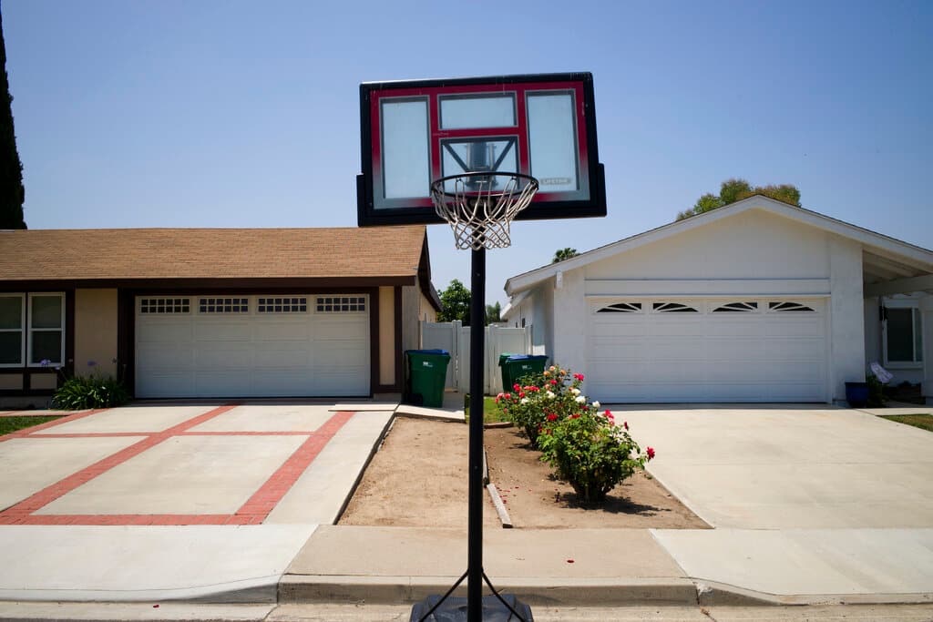 Reemplaza el césped de tu casa con plantas que ahorren agua.