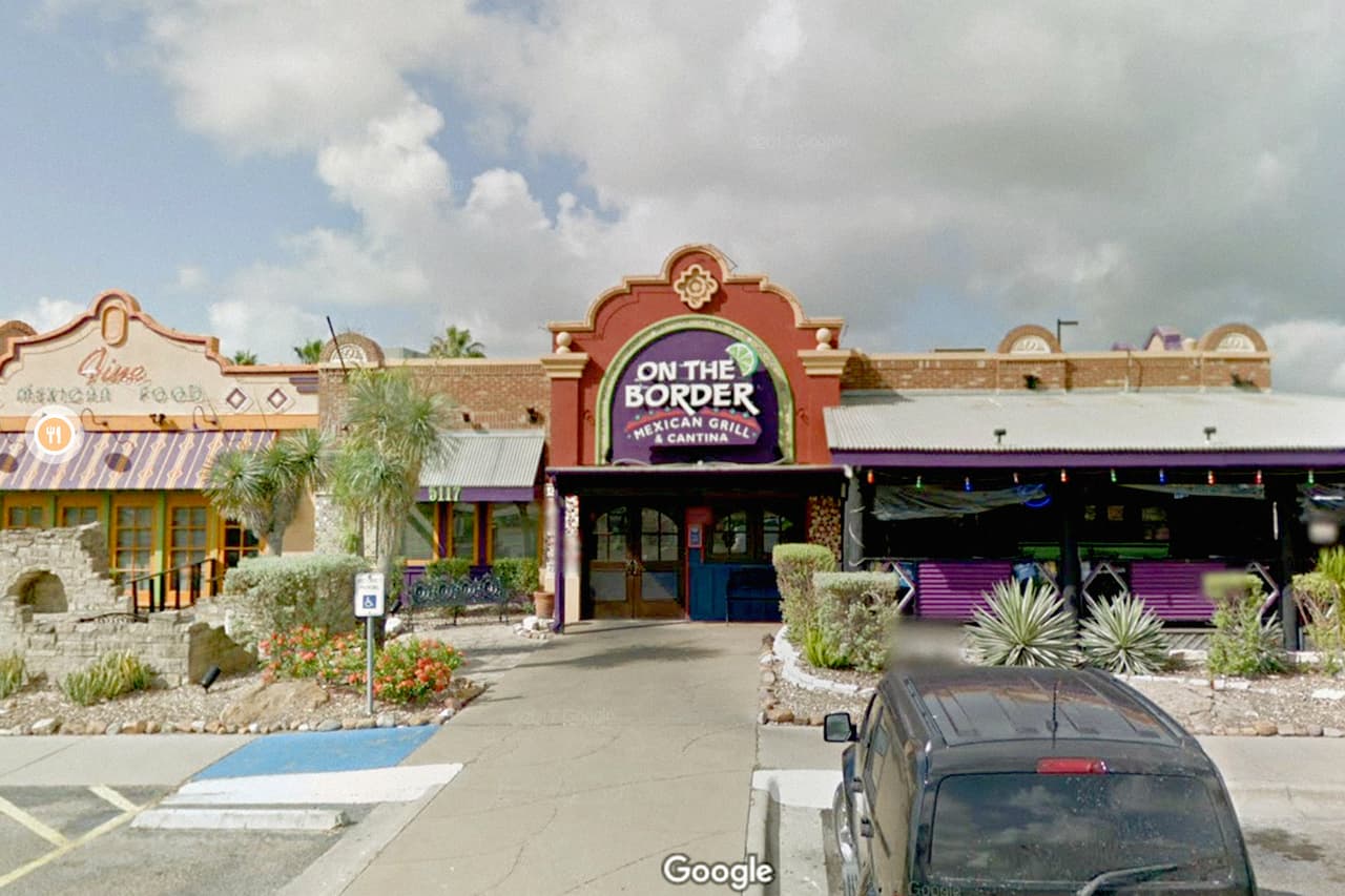 <b>Puesto 8. On The Border Mexican Grill & Cantina.</b> Su primer restaurante 
<a href="https://www.ontheborder.com/"><u>abrió en 1982 en Dallas</u></a>, Texas. 
<a href="http://txdc.org/v2/corporate-partnership/corporate-partners/on-the-border-mexican-grill-cantina/"><u>Opera más de 160 locales en Estados Unidos</u></a>, dos en Puerto Rico y nueve en Corea del Sur, según el Consejo de diversidad de Texas. Su ganancia fue de 388 millones de dólares en 2019.