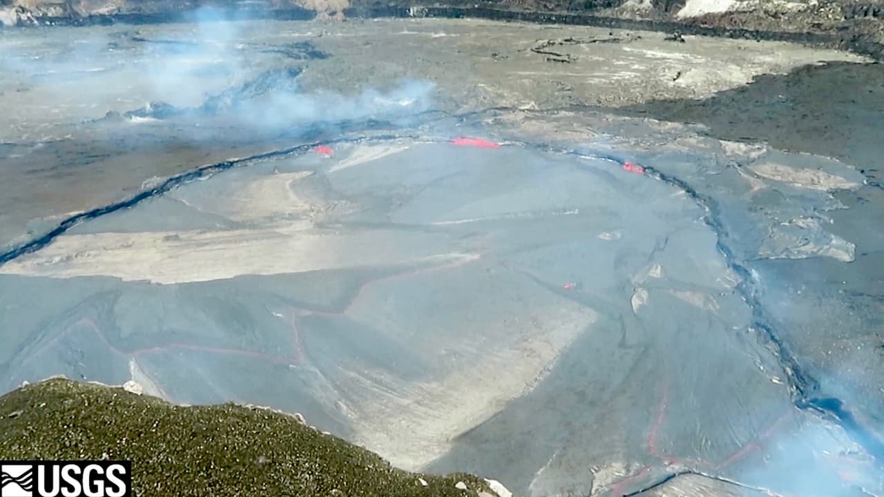 La compañía de electricidad del estado, Hawaii Electric Light, dijo que cuadrillas estaban desconectando la energía en las áreas afectadas por el flujo activo de lava.
