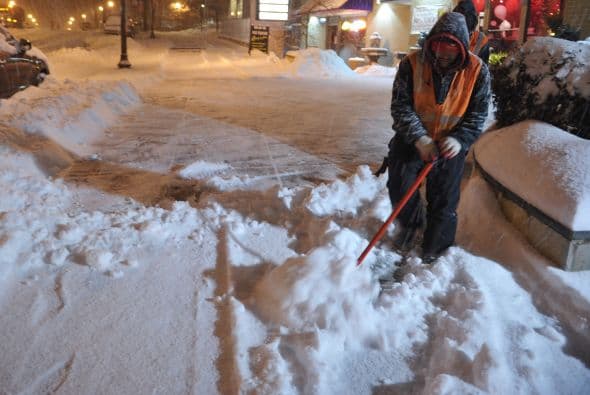 Un trabajador limpia la nieve acumulada en la calle Chevy Chase en Maryland.