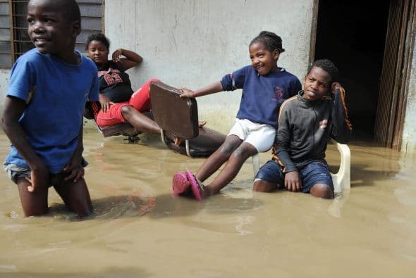 Colombia enfrenta una dura temporada de lluvias que a lo largo de 2010 han dejado ya 111 muertos y más de 1 millón de damnificados, informaron este miércoles las autoridades al hacer un llamado a la población a extremar medidas de prevención.