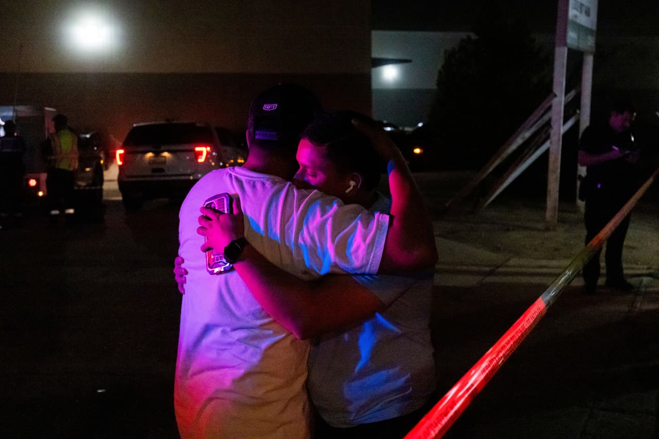 Dos personas se abrazan detrás del cordón policial en el lugar de un accidente de helicóptero en Chatsworth, un barrio de Los Ángeles, el martes 15 de septiembre de 2026.