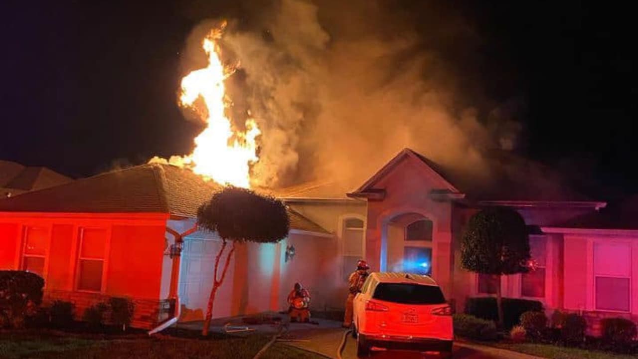 Durante la noche del lunes, los bomberos del condado Hernando respondieron a un incendio en una casa residencial en el bloque 5000 de Brackenwood Dr., en Spring Hill.