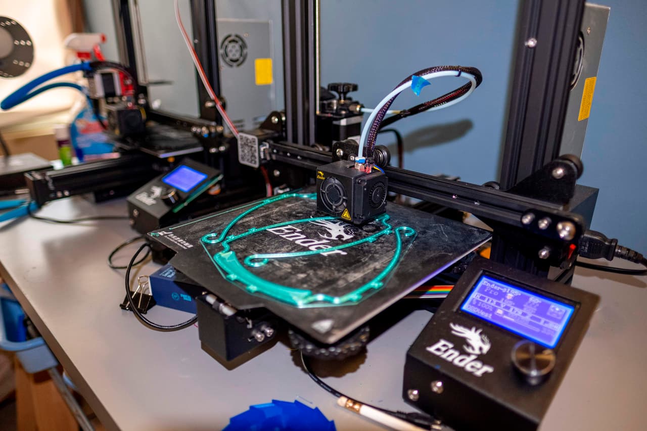 El Dr. Jonathan Alistair utiliza la mayoría de sus días libres para realizar la impresión 3D desde su casa para donar las caretas a los médicos y hospitales necesitados durante el brote de 
<a href="https://www.univision.com/temas/coronavirus">coronavirus</a> (Covid-19).