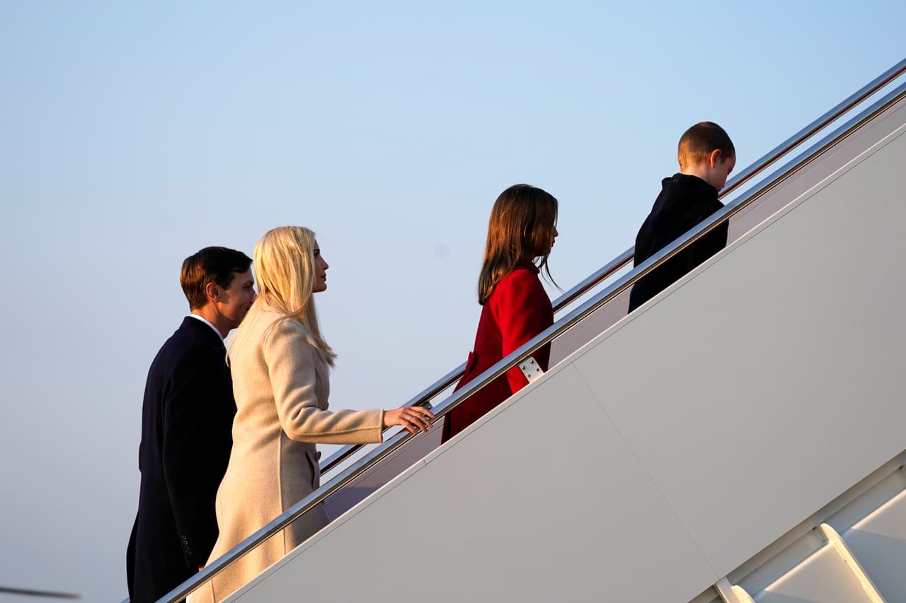 Ivanka Trump y Jared Kushner, hija y yerno del presidente Trump que además son sus asesores, abordan el avión presidencial Air Force One con sus hijos.