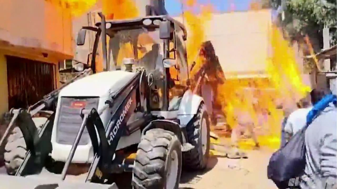 Nueve trabajadores municipales resultan heridos por combustible en llamas durante un desalojo en Perú