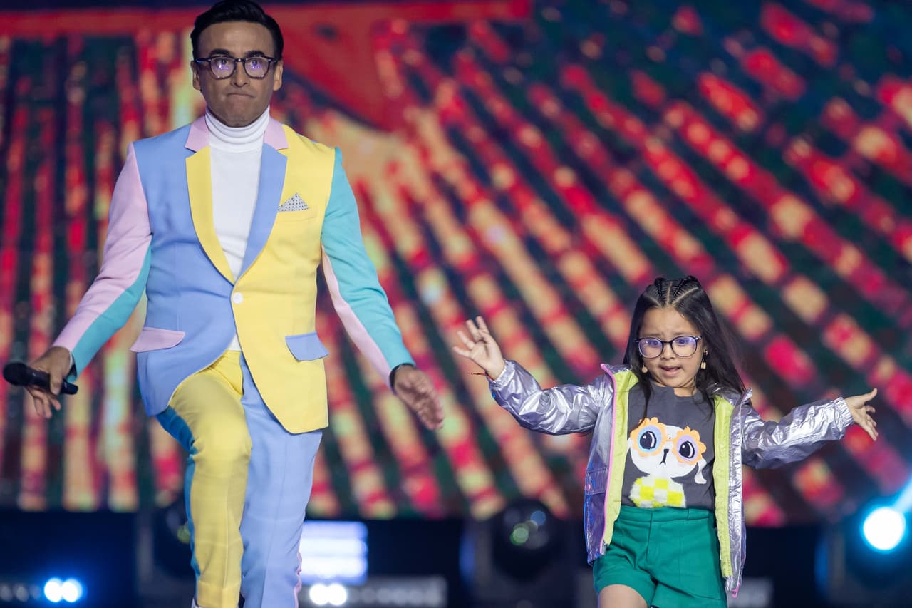 Amarillo, azul, rosa fueron los colores del traje de Adal que acompañó con una camisa blanca de cuello de tortuga.