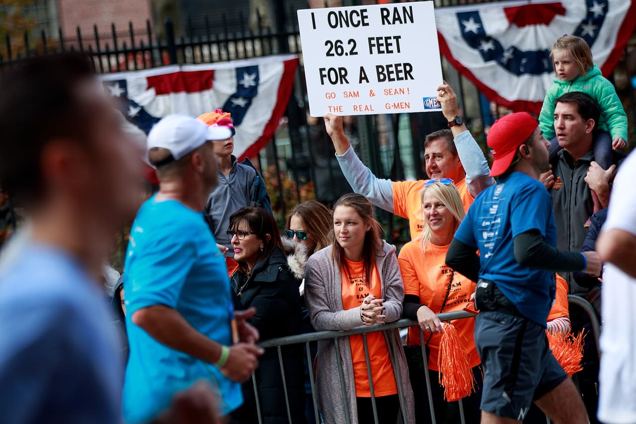 "Una vez corrí 26.2 pies por una cerveza". Este mensaje buscaba hacer reír a los corredores Sam y Sean, "los verdaderos hombres G".
