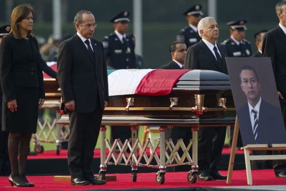 El segundo golpe fuerte dentro de su gabinete ocurrió el 11 de noviembre del 2011 cuando murió Francisco Blake Mora, y por coincidencia, al igual que Mouriño, fue en un accidente aéreo y ocupando la Secretaría de Gobernación.