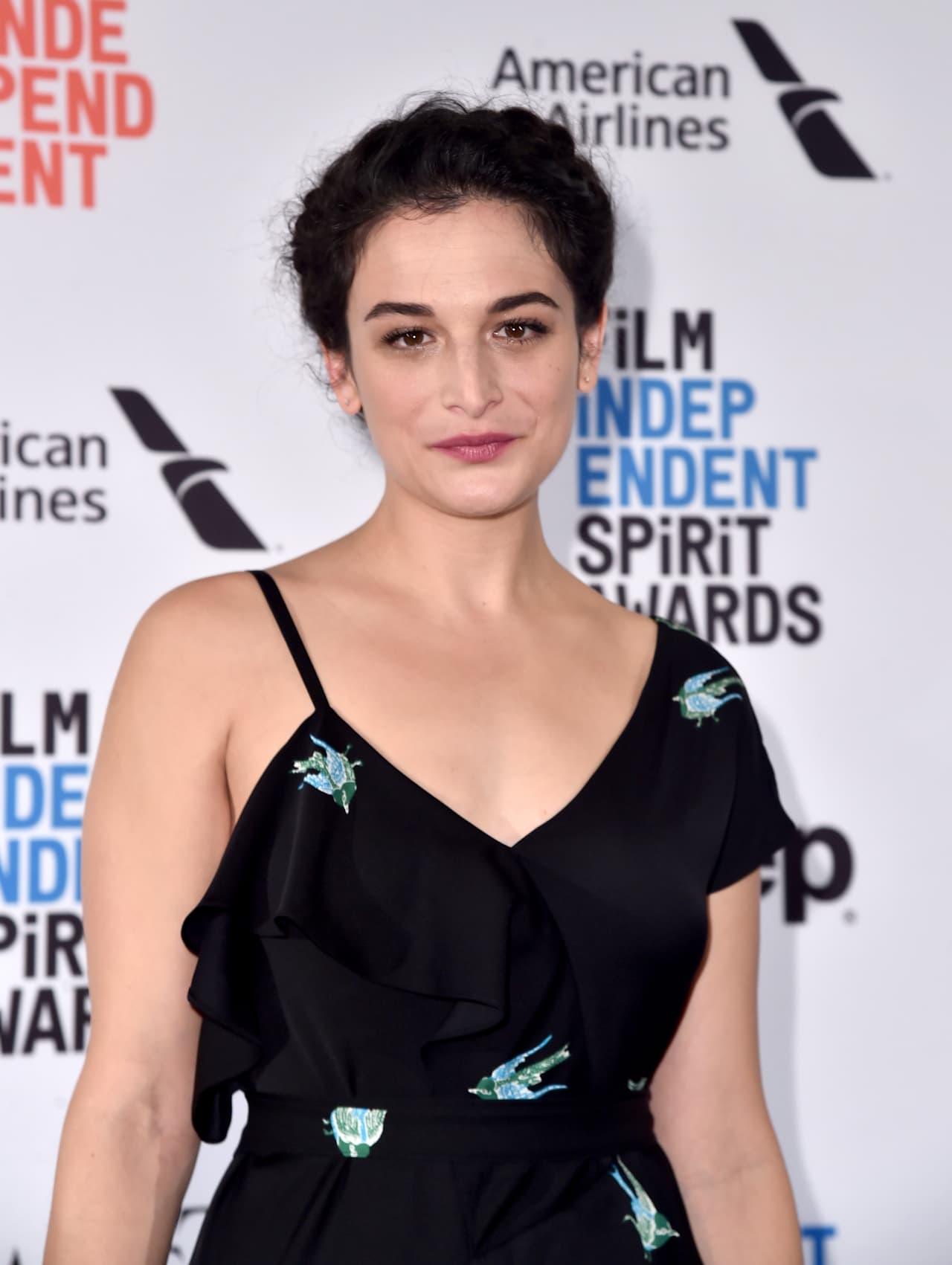 Jenny Slate también ha estado en las noticias por su supuesta relación con Chris Evans.