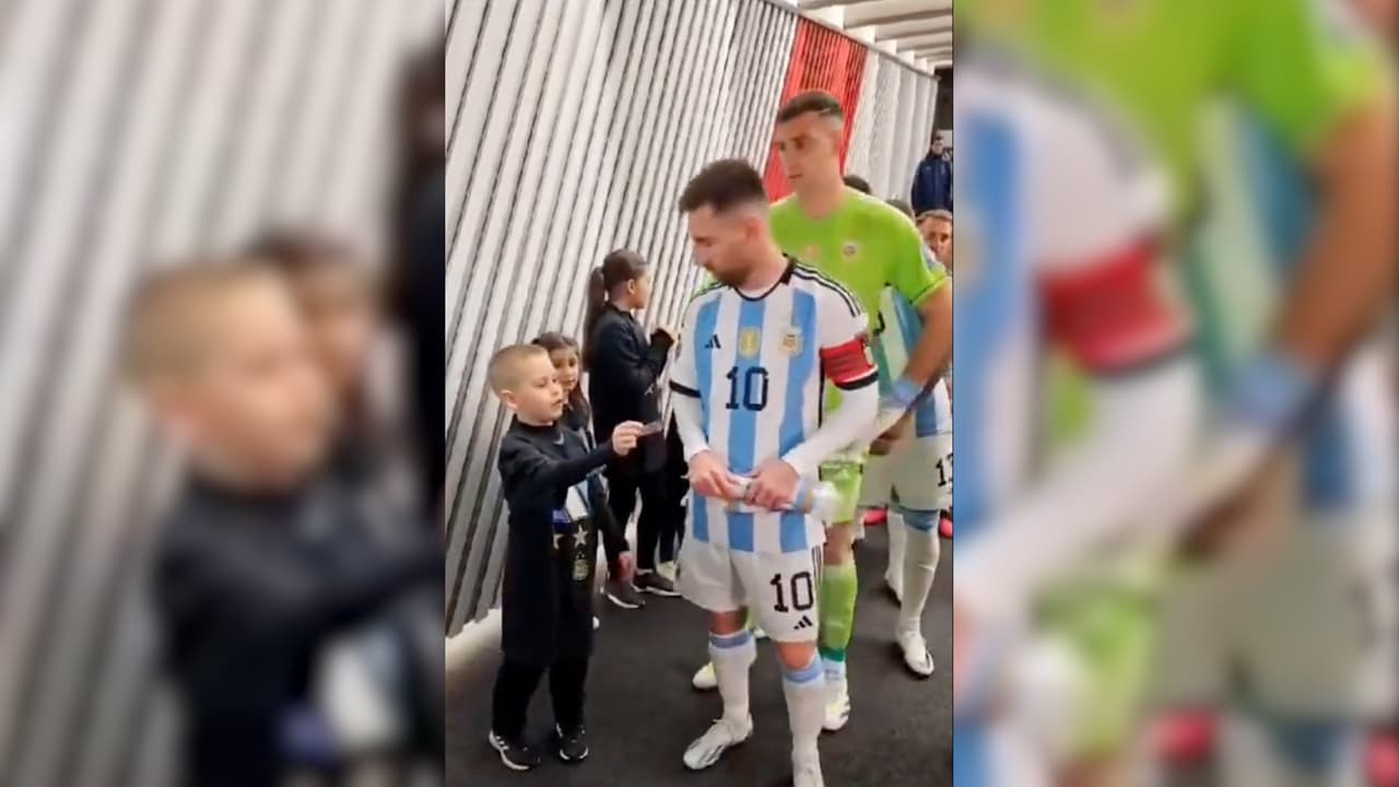 Lo que no se vio de Messi: niño le regala estampas y el 'Dibu' las usa de 'amuleto'