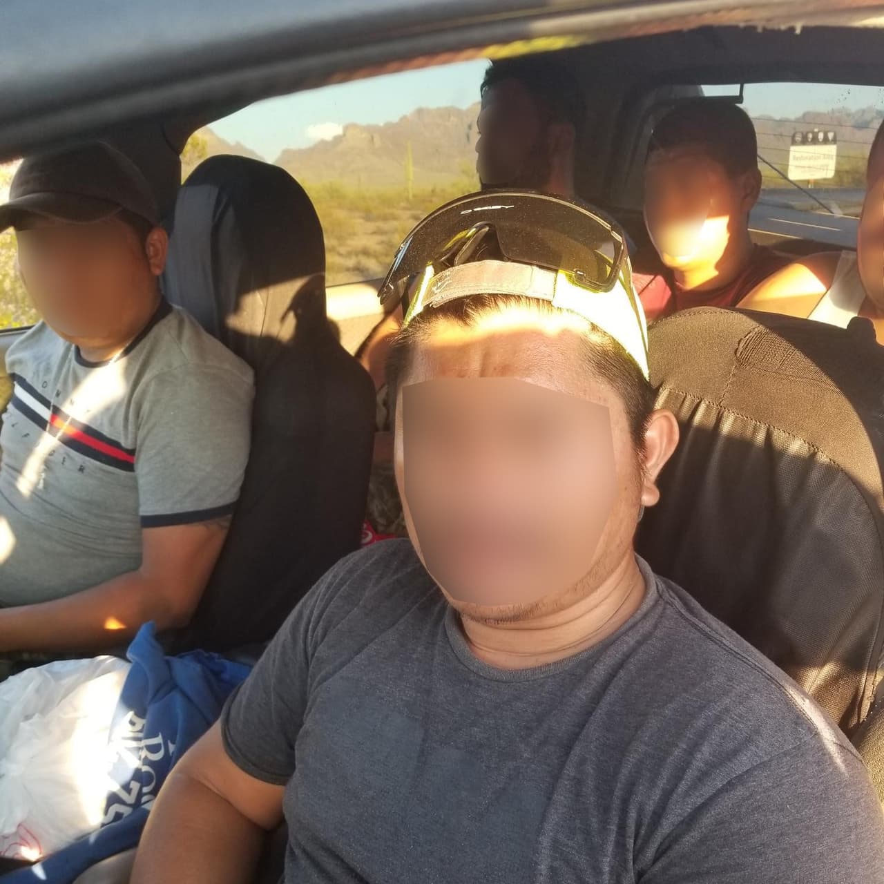 Mientras operaban cámaras de vigilancia en la frontera observaron a presuntos migrantes entrar a un camión cerca de Lukeville. Posteriormente, el vehículo fue detenido y un ciudadano guatemalteco fue arrestado traficando con cinco migrantes mexicanos.