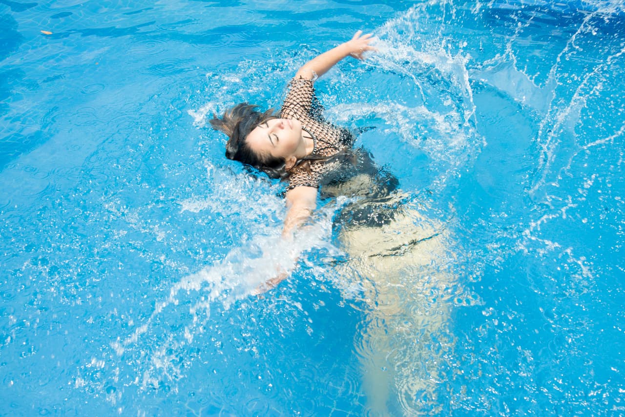 A pesar de tener que meterse al agua para lograr captar la visi贸n de la artista detr谩s de estas im谩genes.