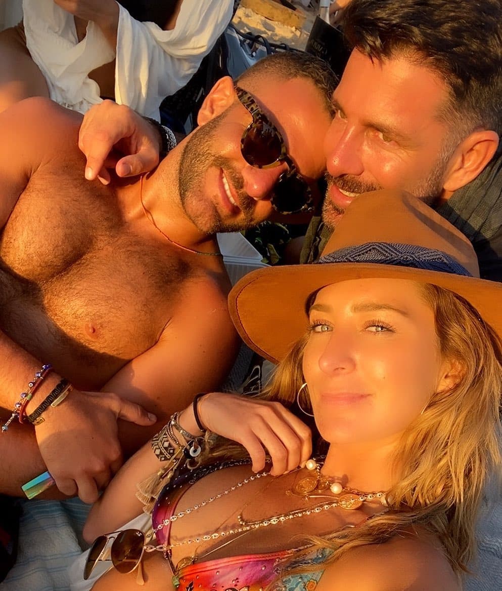 Bazán 
<b><a href="https://www.univision.com/famosos/geraldine-bazan-comenzo-el-ano-en-bikini-y-muy-bien-acompanada-fotos" target="_blank">comenzó el año</a></b> muy movida de un lugar a otro. En los primeros días de 2020, estuvo en las playas de Uruguay disfrutando de unos días de vacaciones.