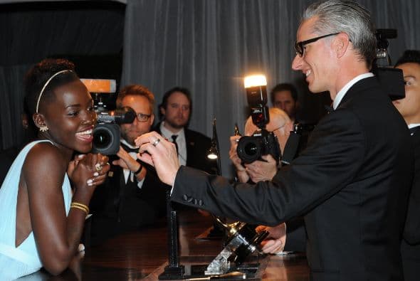 ¿Te gusta tu nombre? Lupita parece encantada de verlo en la pequeña placa. Mira aquí lo último en chismes.