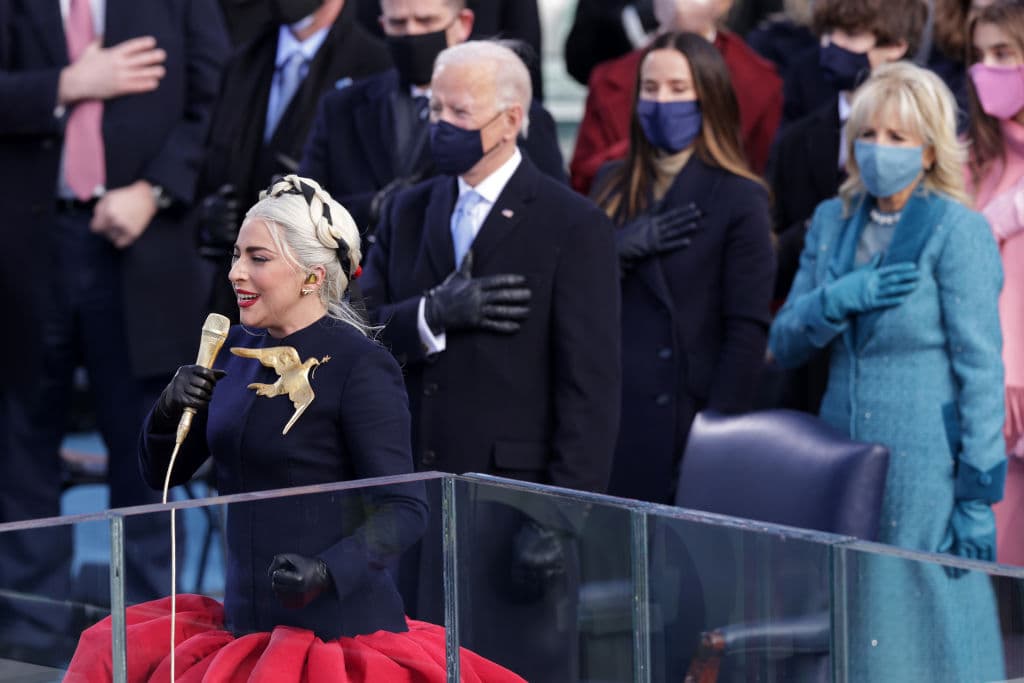 Lady Gaga fue la encargada de cantar el himno nacional de Estados Unidos, con la presencia de Joe Biden y la Primera Dama.